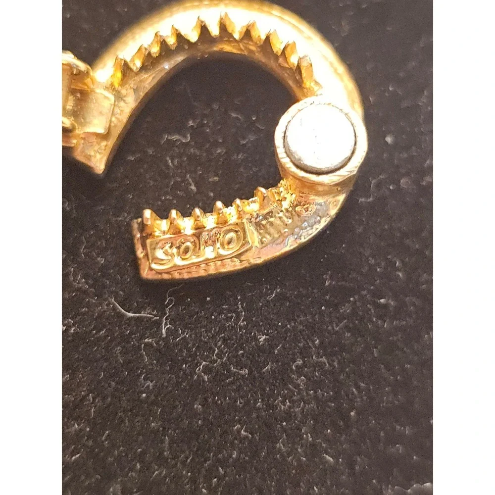 Vintage Soho Gold Tone Emerald Green Rhinestone Horseshoe Hair Clip Barrette